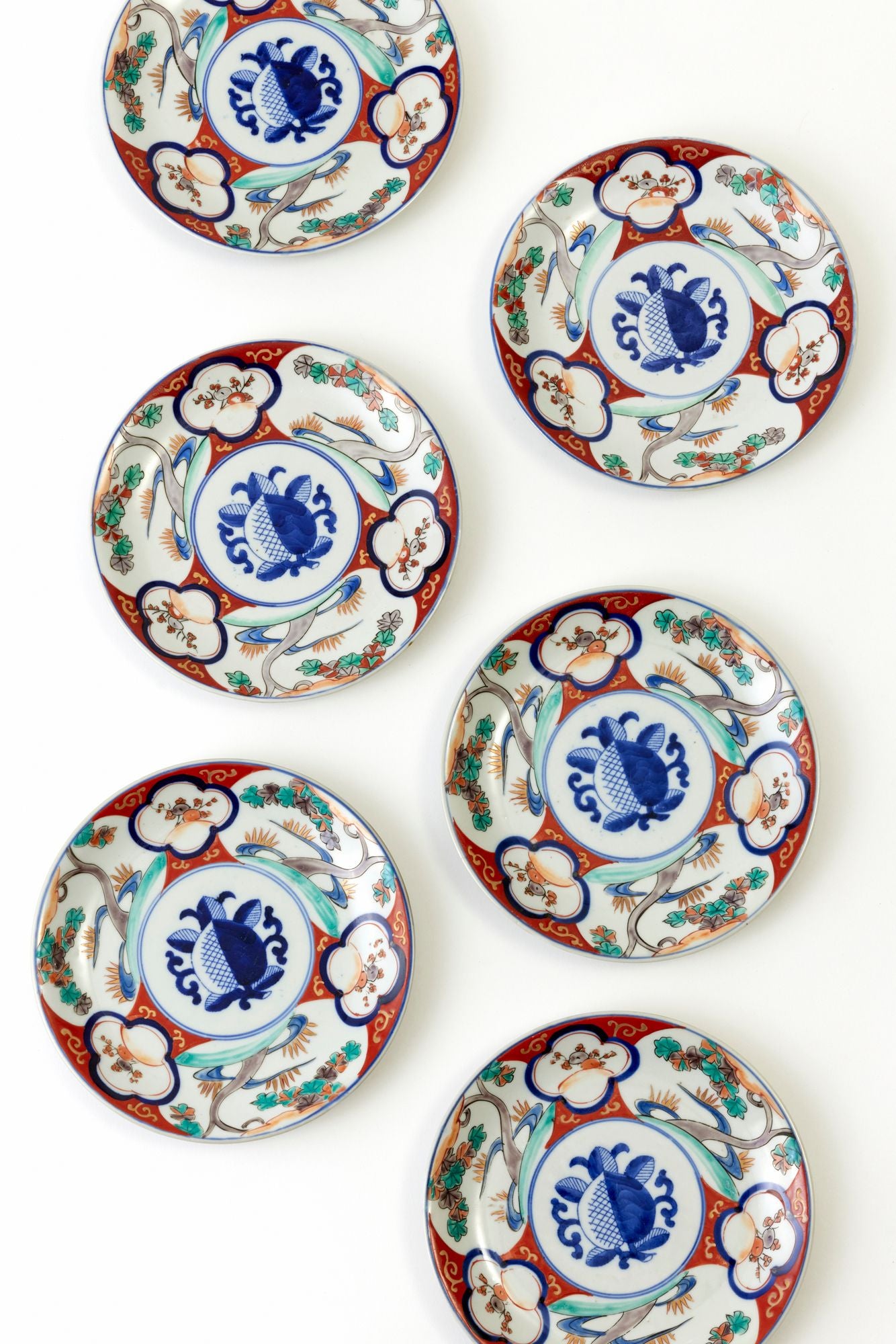 SET OF 6 VINTAGE IMARI DESSERT PLATES.