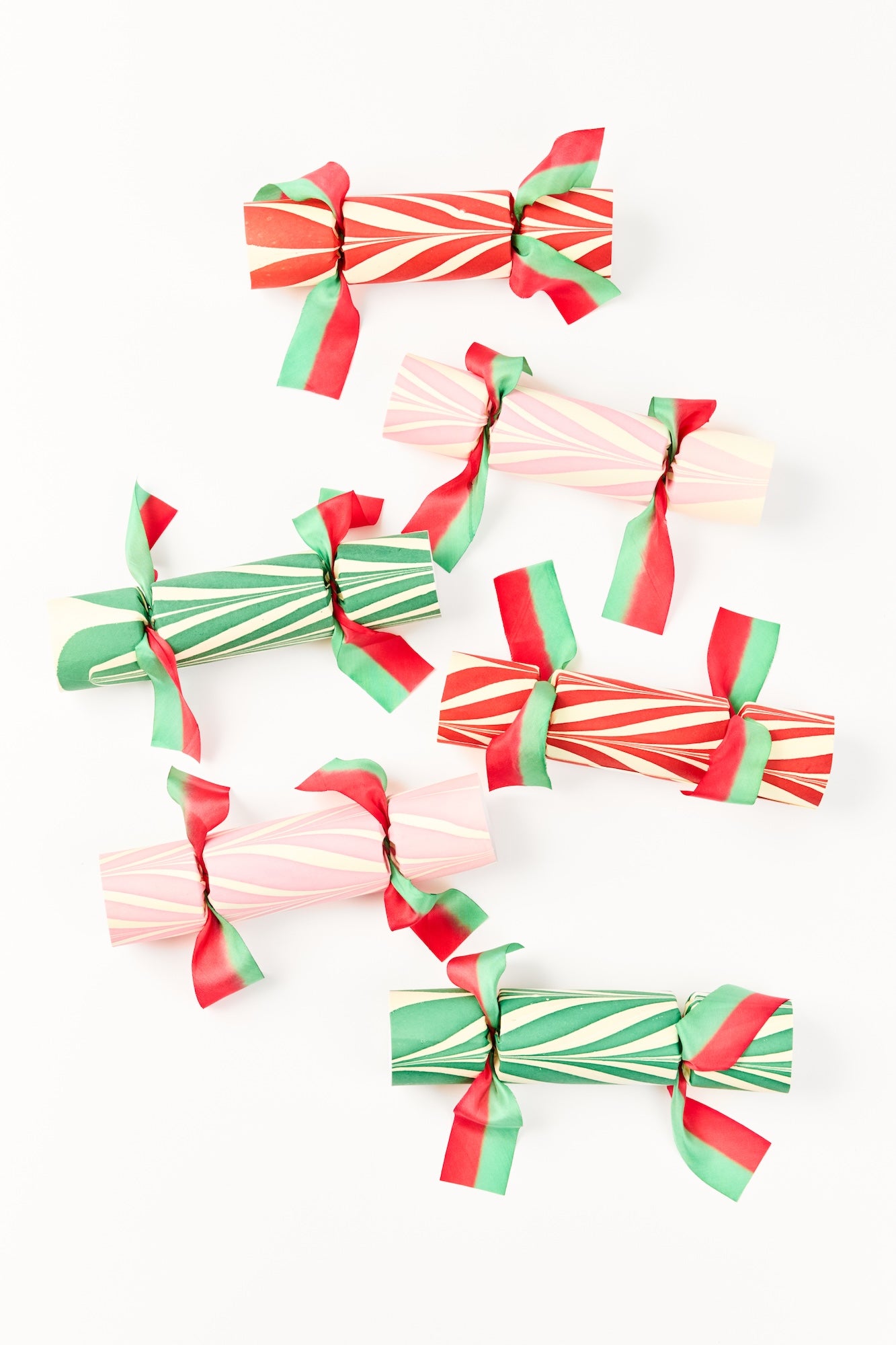 SET OF 6 MINTY MARBLED PARTY CRACKERS