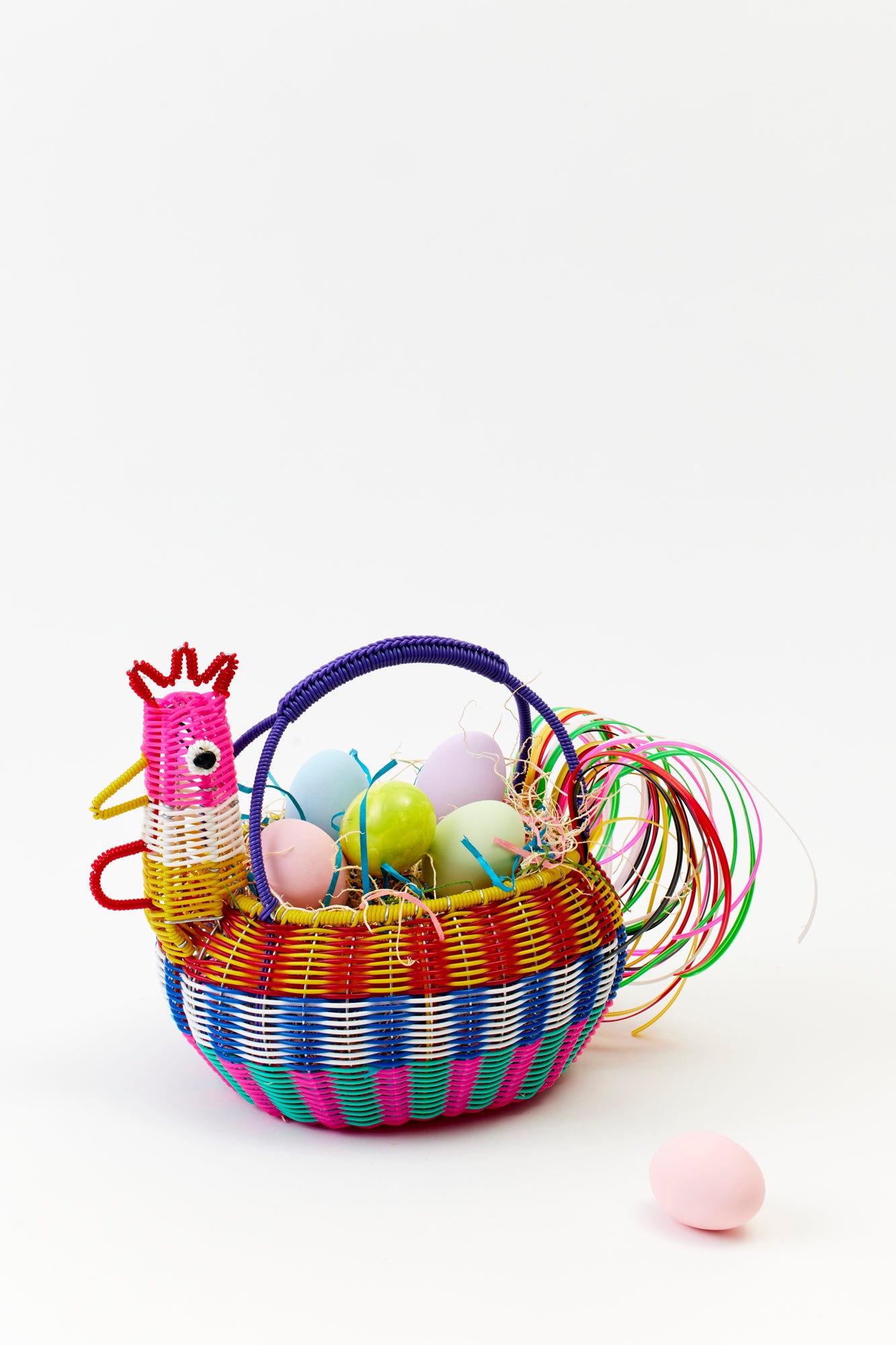 Chicken easter baskets that are woven.