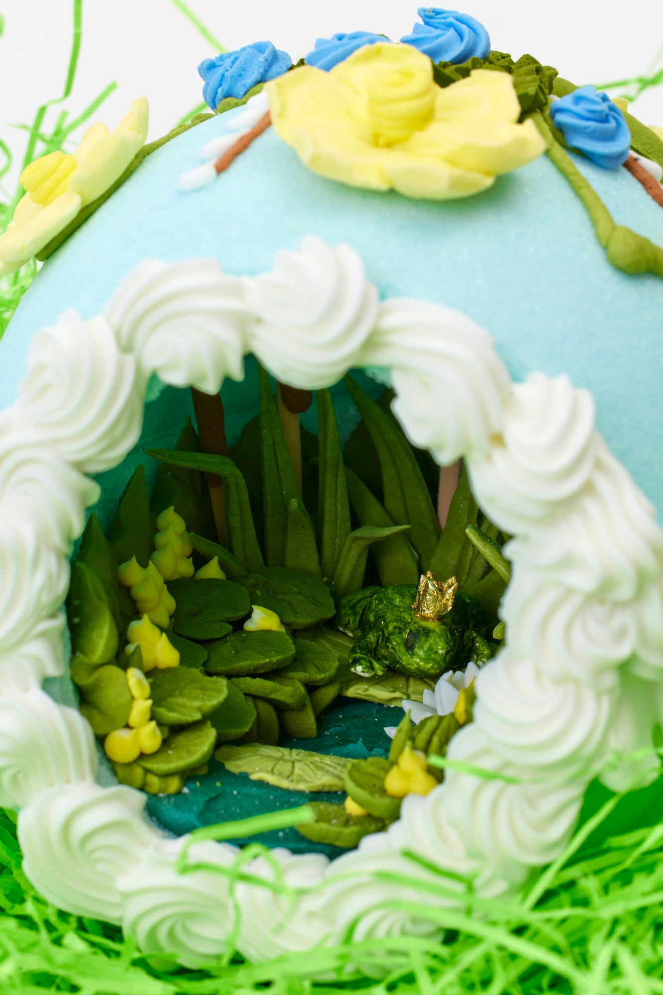 FAIRYTALE SUGAR EGG WITH FROG PRINCE