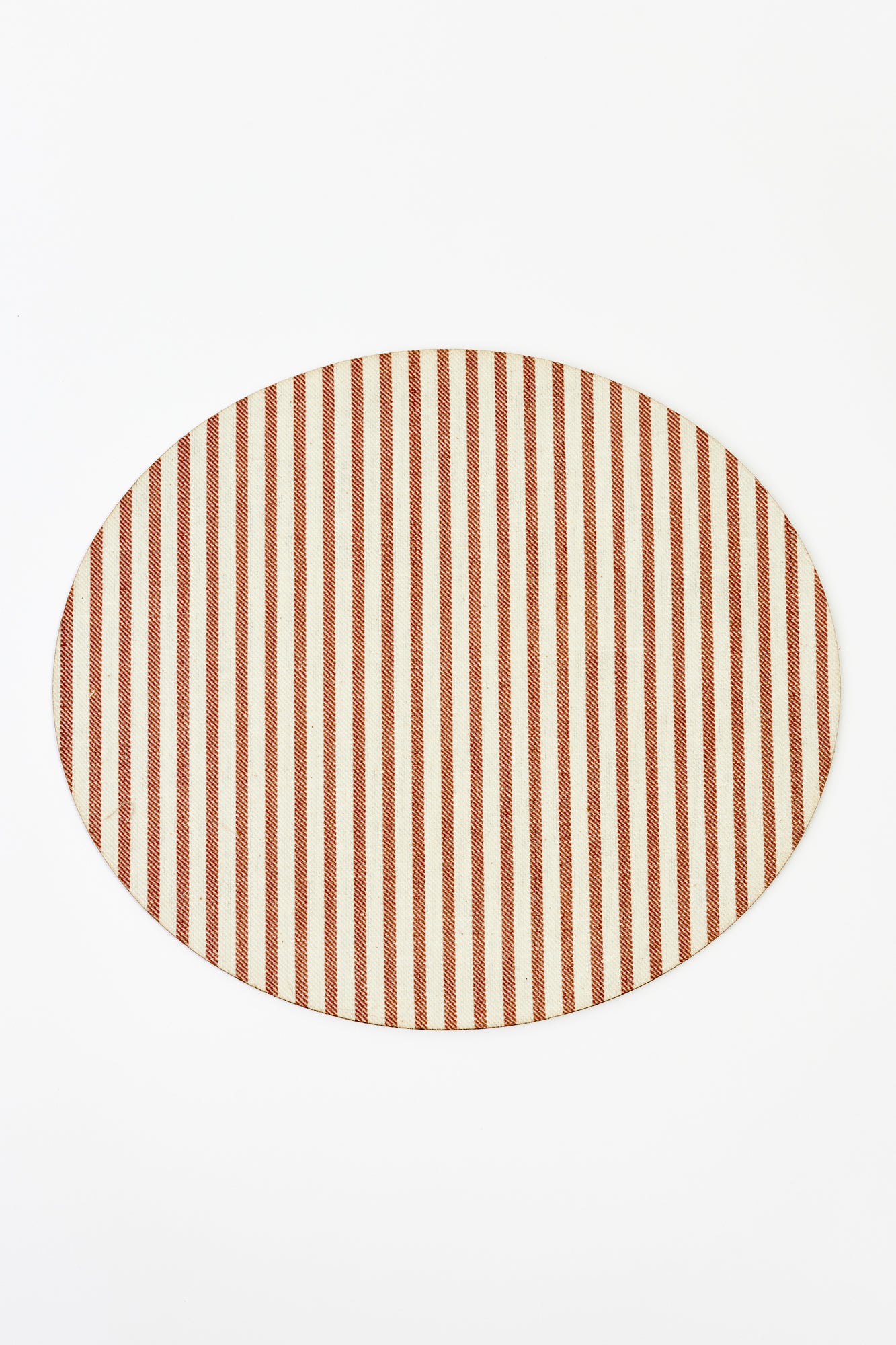 Round placemat with chocolate and cream vertical stripes, adding a classic and elegant touch to any table setting.