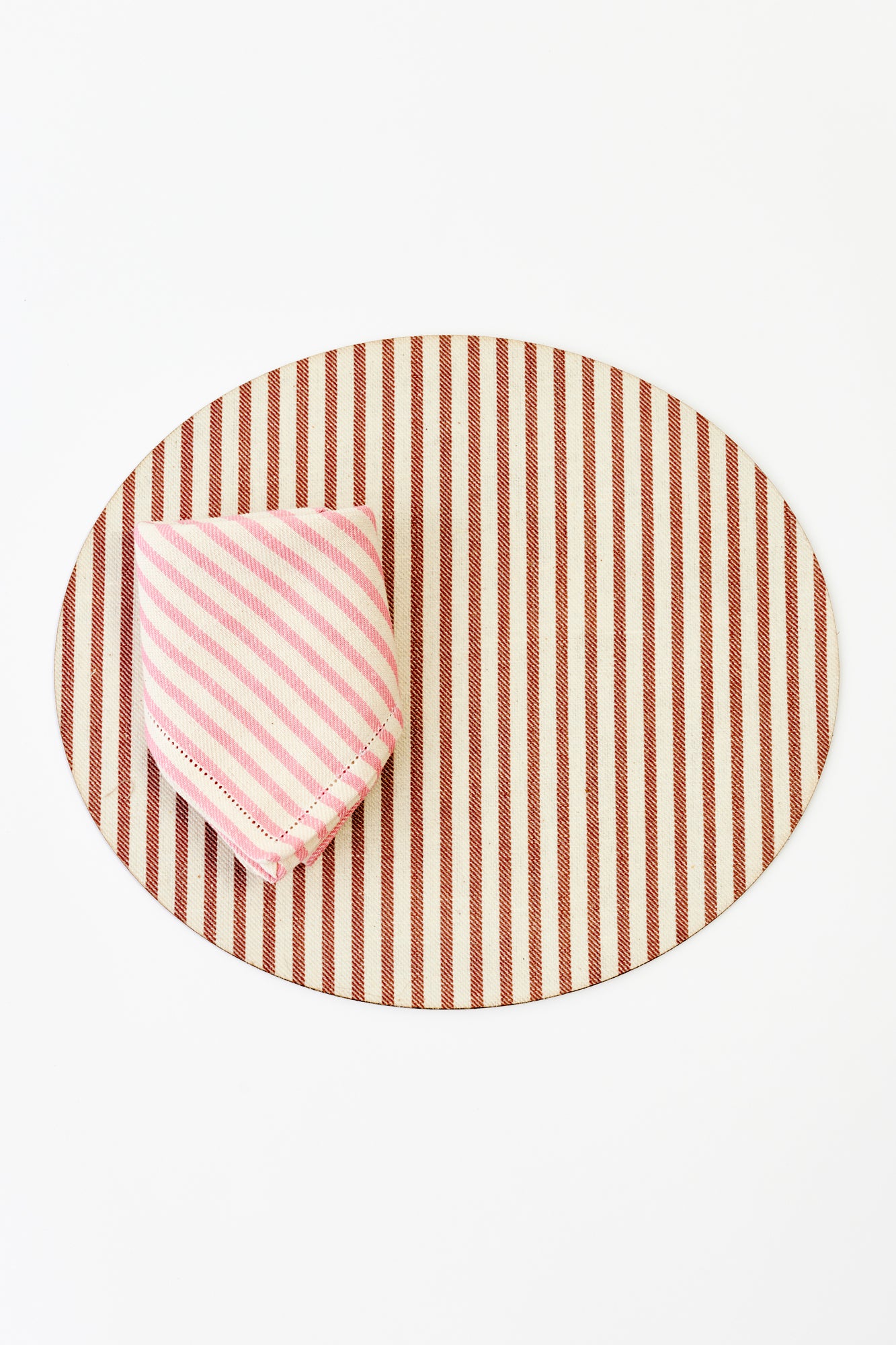 Round placemat with chocolate and cream vertical stripes, adding a classic and elegant touch to any table setting.