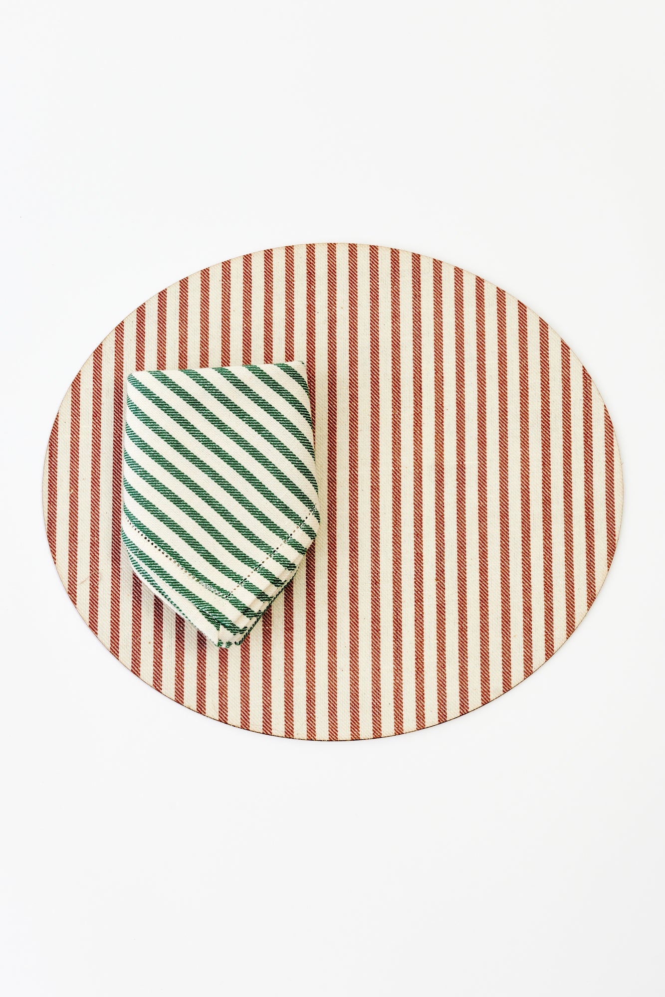 Round placemat with chocolate and cream vertical stripes, adding a classic and elegant touch to any table setting.