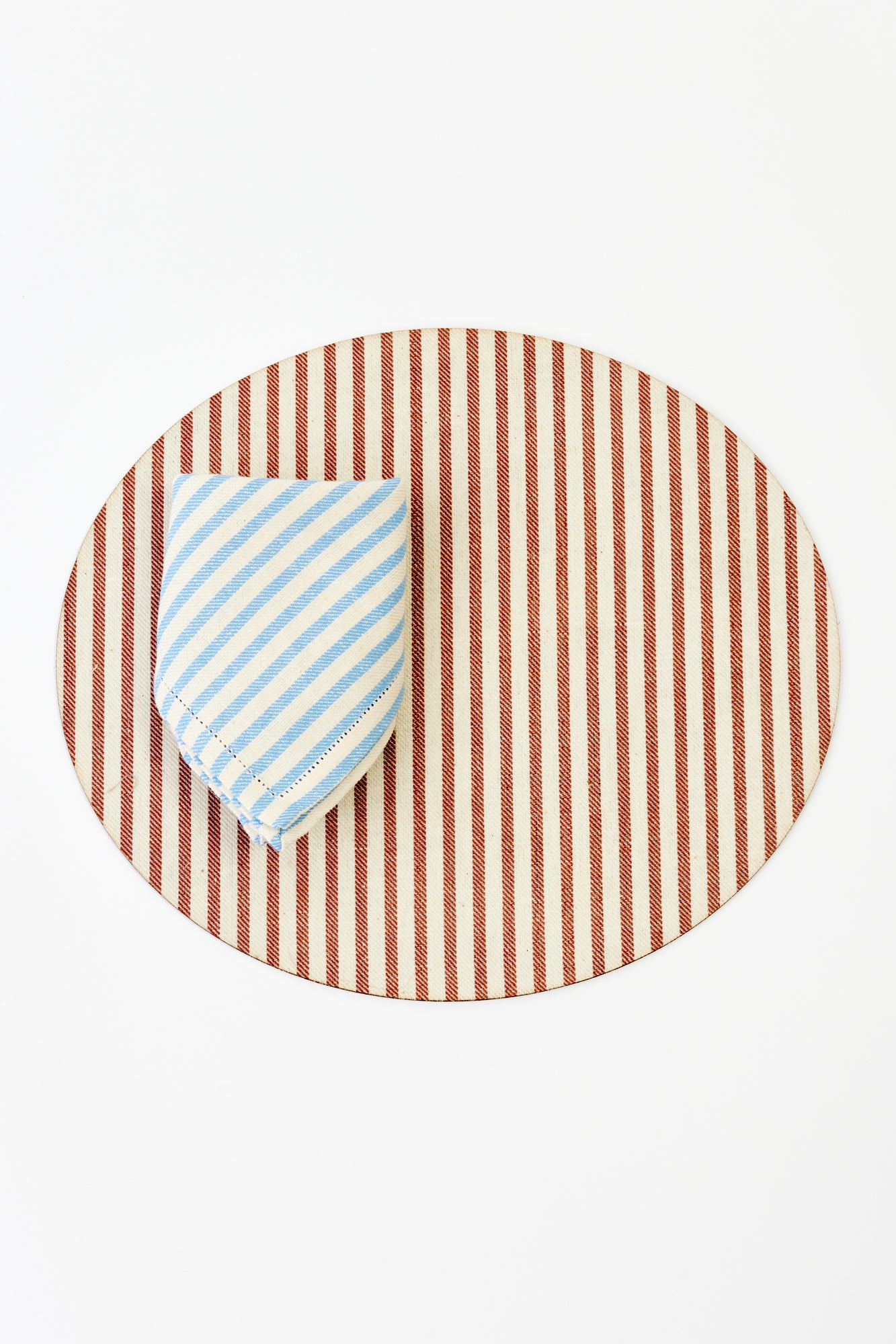 Round placemat with chocolate and cream vertical stripes, adding a classic and elegant touch to any table setting.