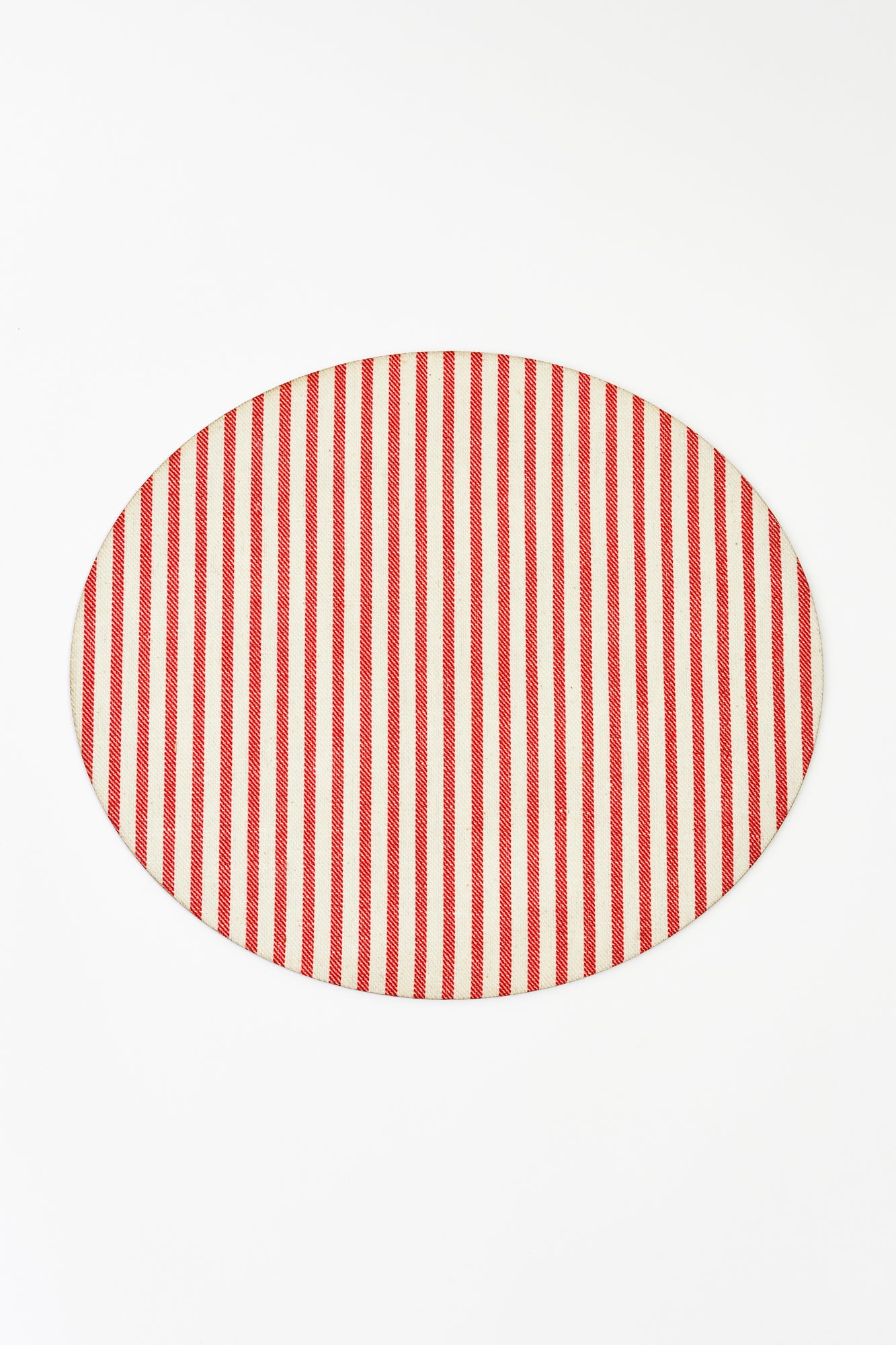 Round placemat with red and cream vertical stripes, adding a classic and elegant touch to any table setting.