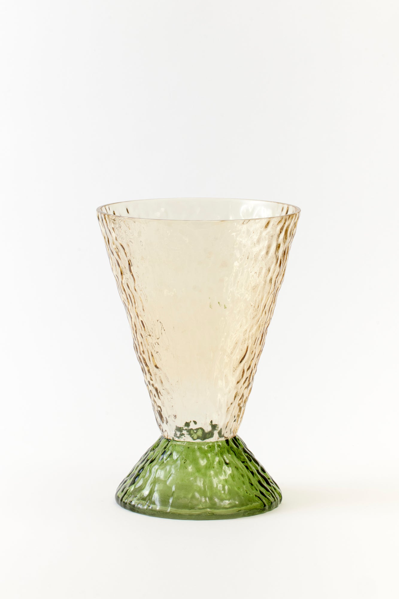 Sleek beige glass with a textured finish and a green geometric base, embodying modern elegance. This contemporary design elevates any table setting with its refined yet bold look, ideal for stylish gatherings.