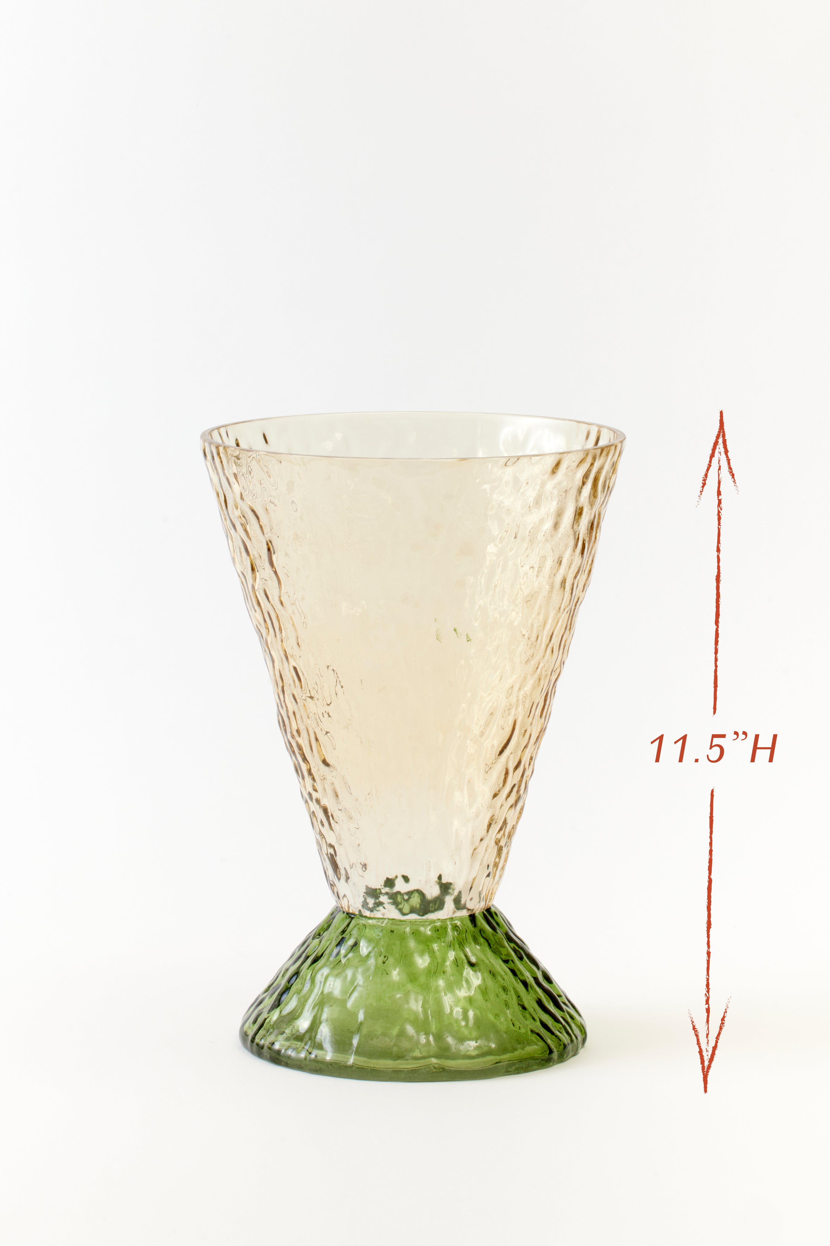 Sleek beige glass with a textured finish and a green geometric base, embodying modern elegance. This contemporary design elevates any table setting with its refined yet bold look, ideal for stylish gatherings.