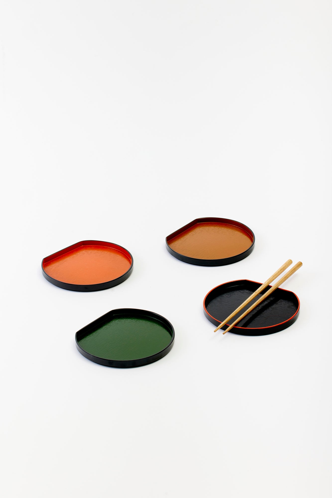Set of lacquer plates.
