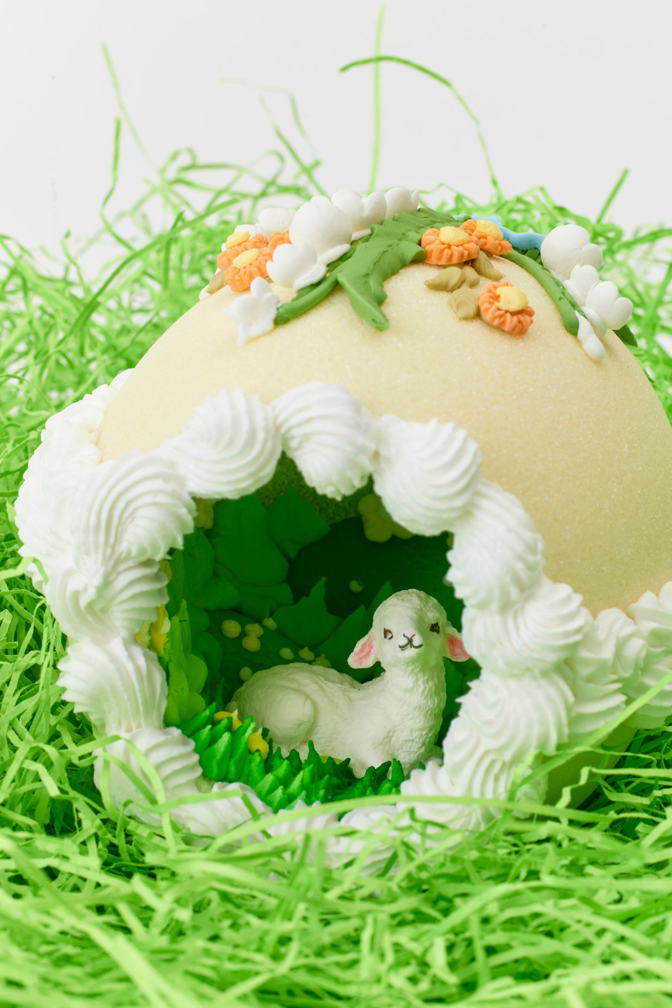 Little lamb in a detailed edible sugar egg. Perfect for Easter morning.