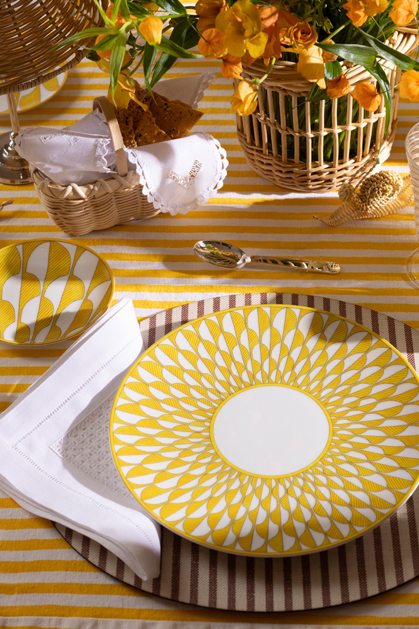 Round placemat with chocolate and cream vertical stripes, adding a classic and elegant touch to any table setting.