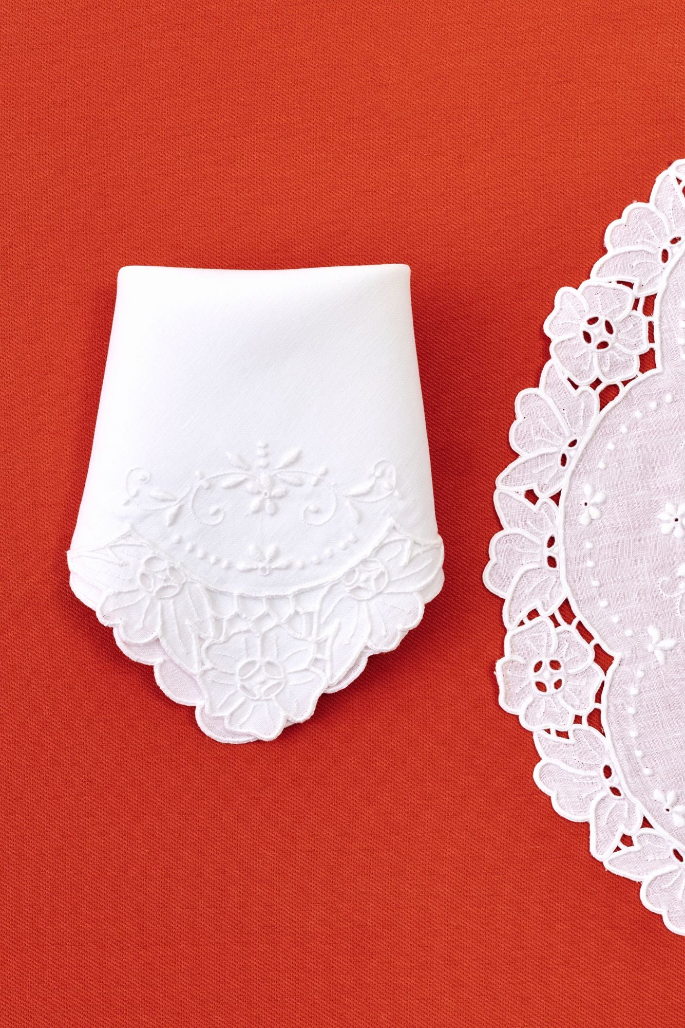 FLORAL OPENWORK LINEN NAPKIN & PLACEMAT SET.