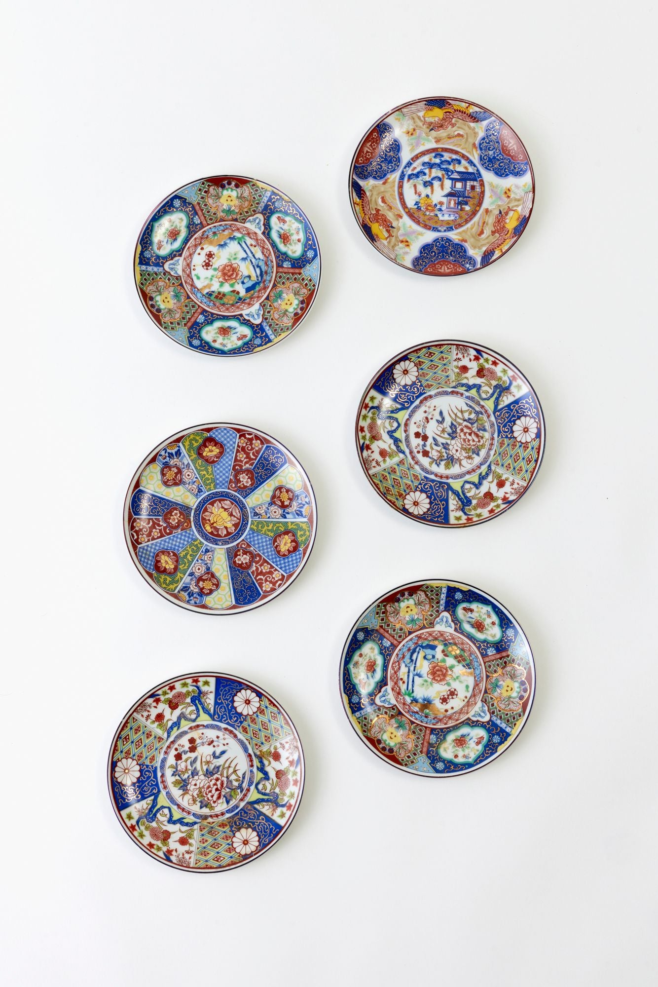 SET OF 6 VINTAGE IMARI CANAPE PLATES.