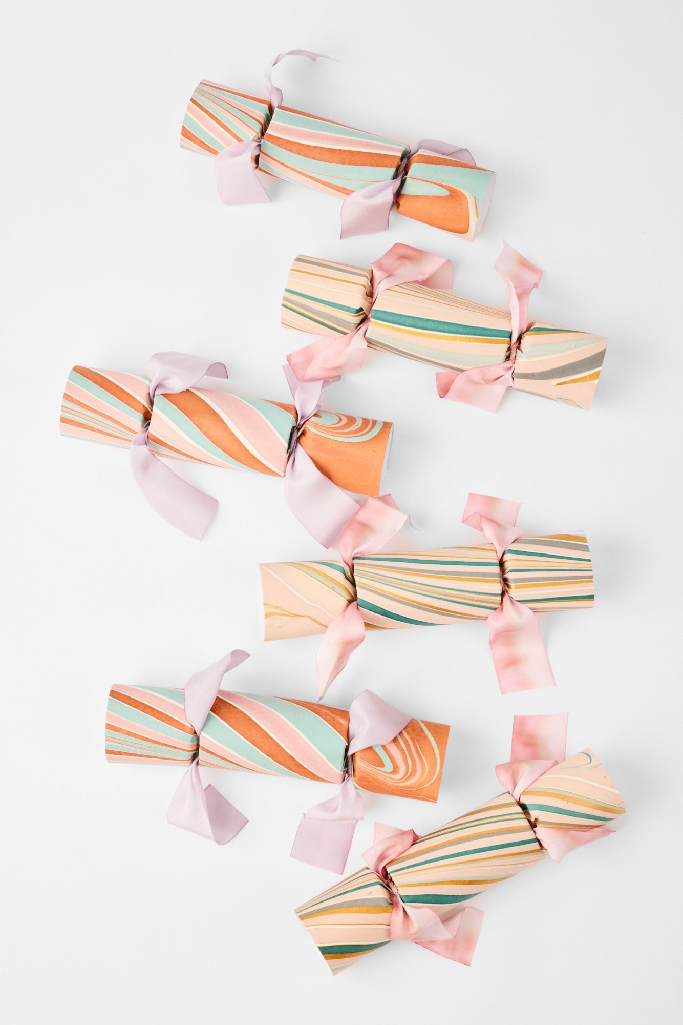 SET OF 6 MARBLED PARTY CRACKERS