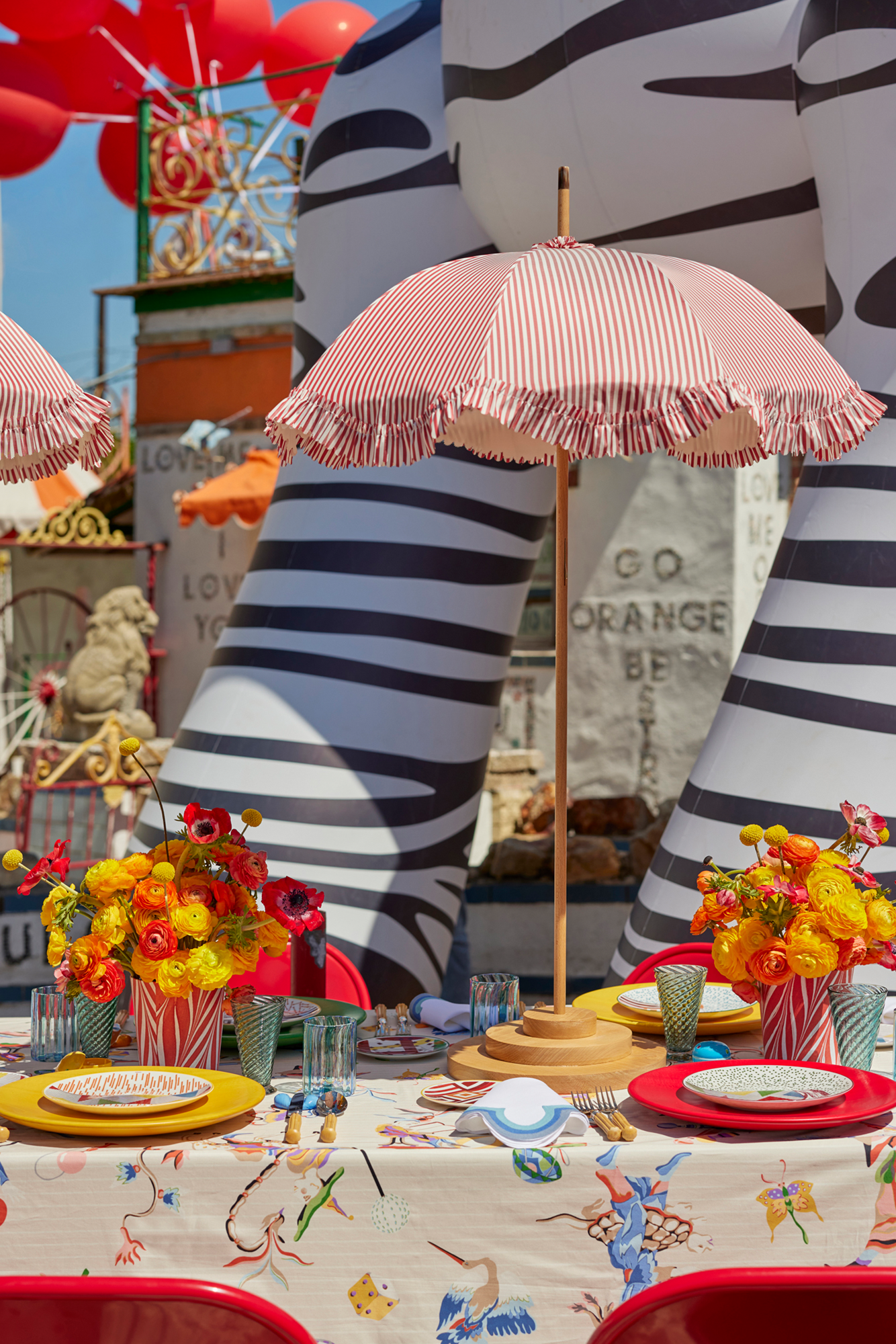 LE CIRQUE TABLECLOTH-TO-THE-FLOOR