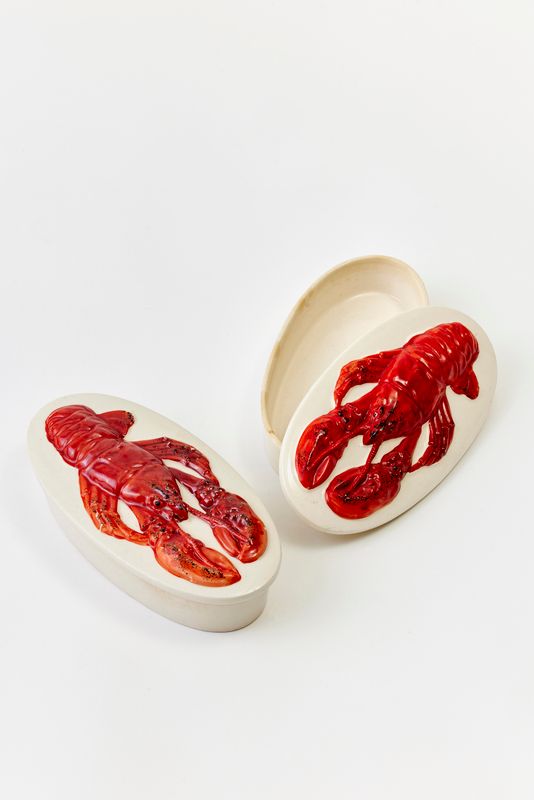 SET OF 2 VINTAGE CERAMIC LOBSTER CASSEROLES.