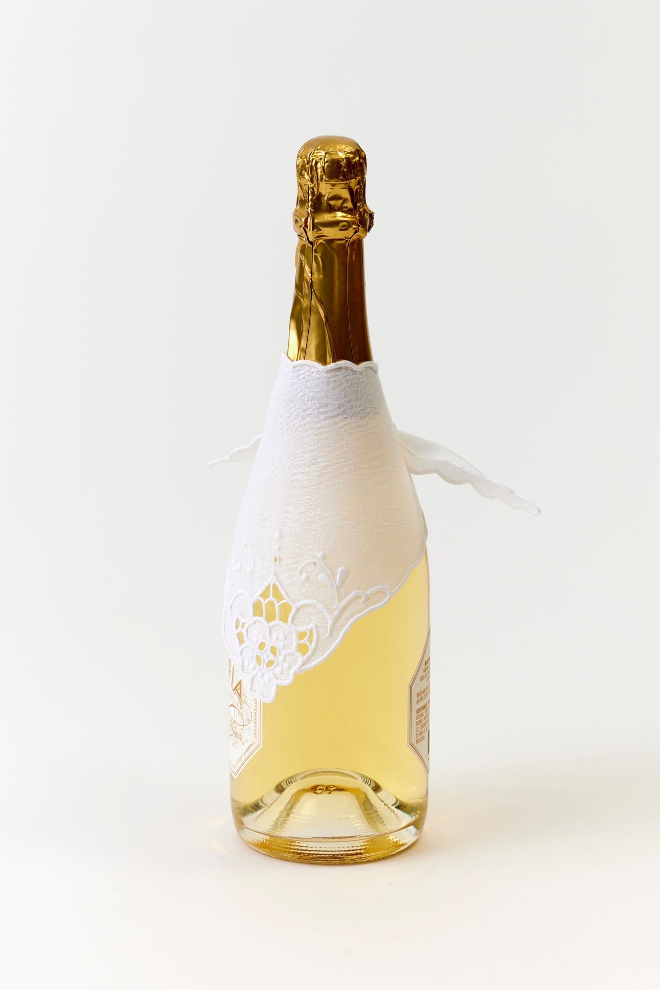 FLORAL OPENWORK LINEN BOTTLE WRAP.