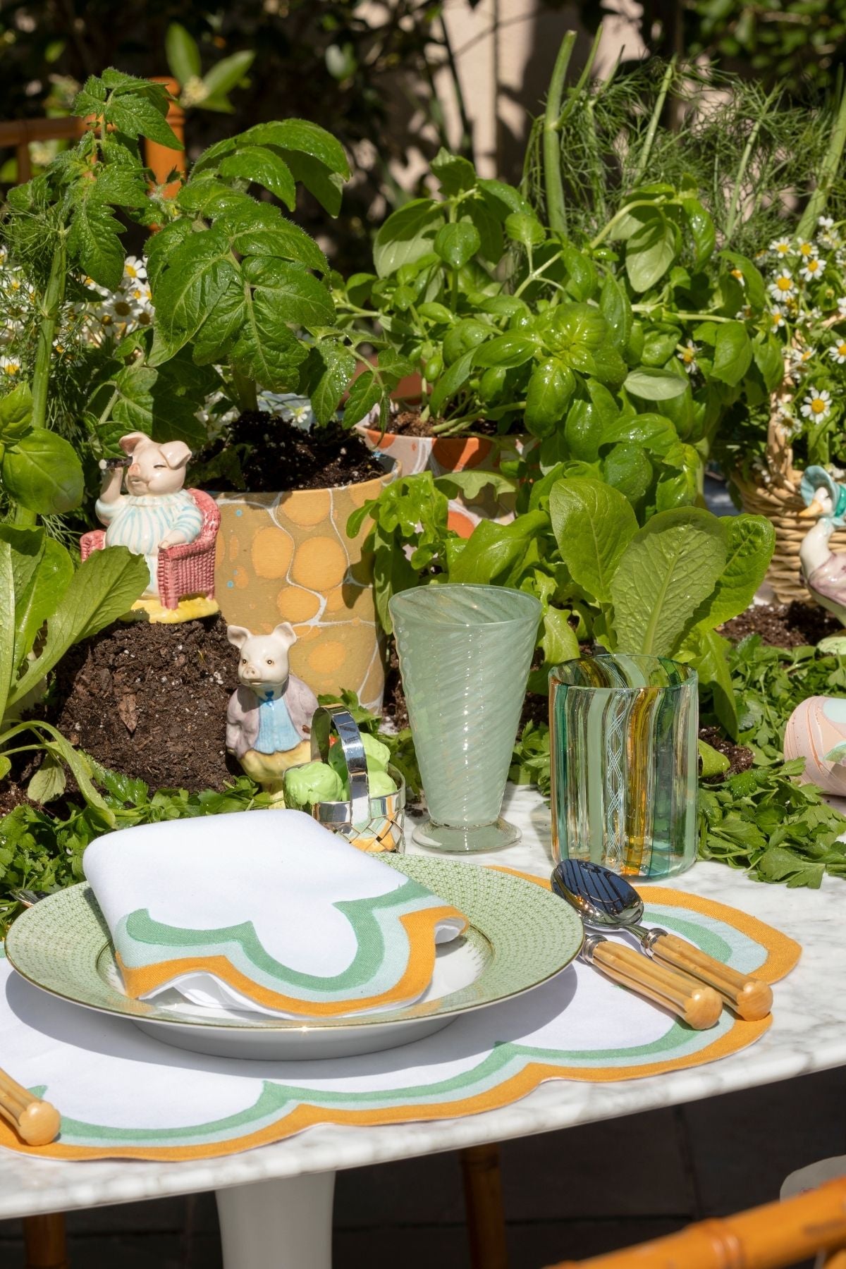 EMERALD CITY SCALLOPED LINEN DINNER NAPKIN