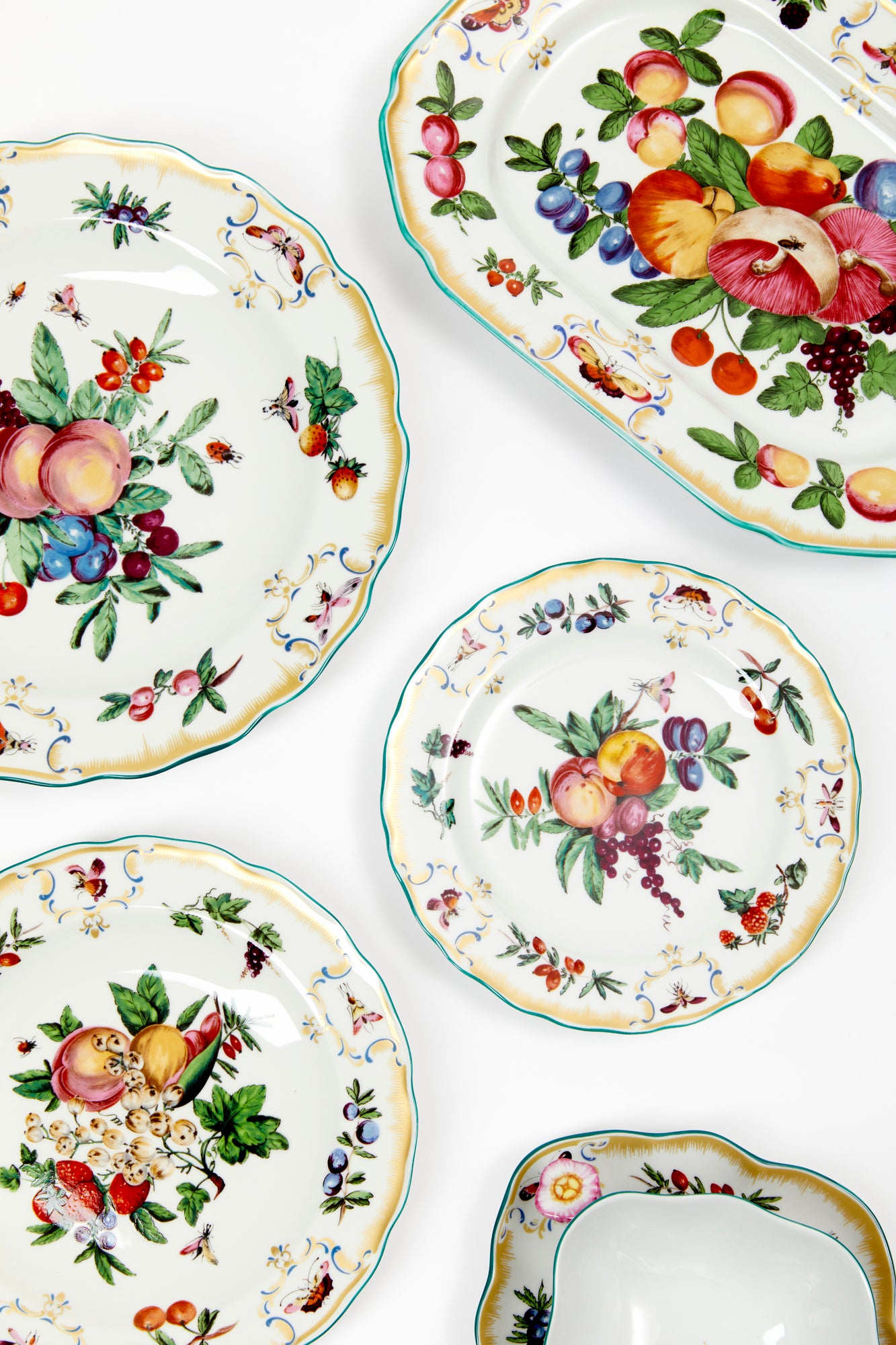 Mottahedeh's most popular patterns of the 1980's. The dinner service was originally made for William Henry, Duke of Gloucester, circa 1770.