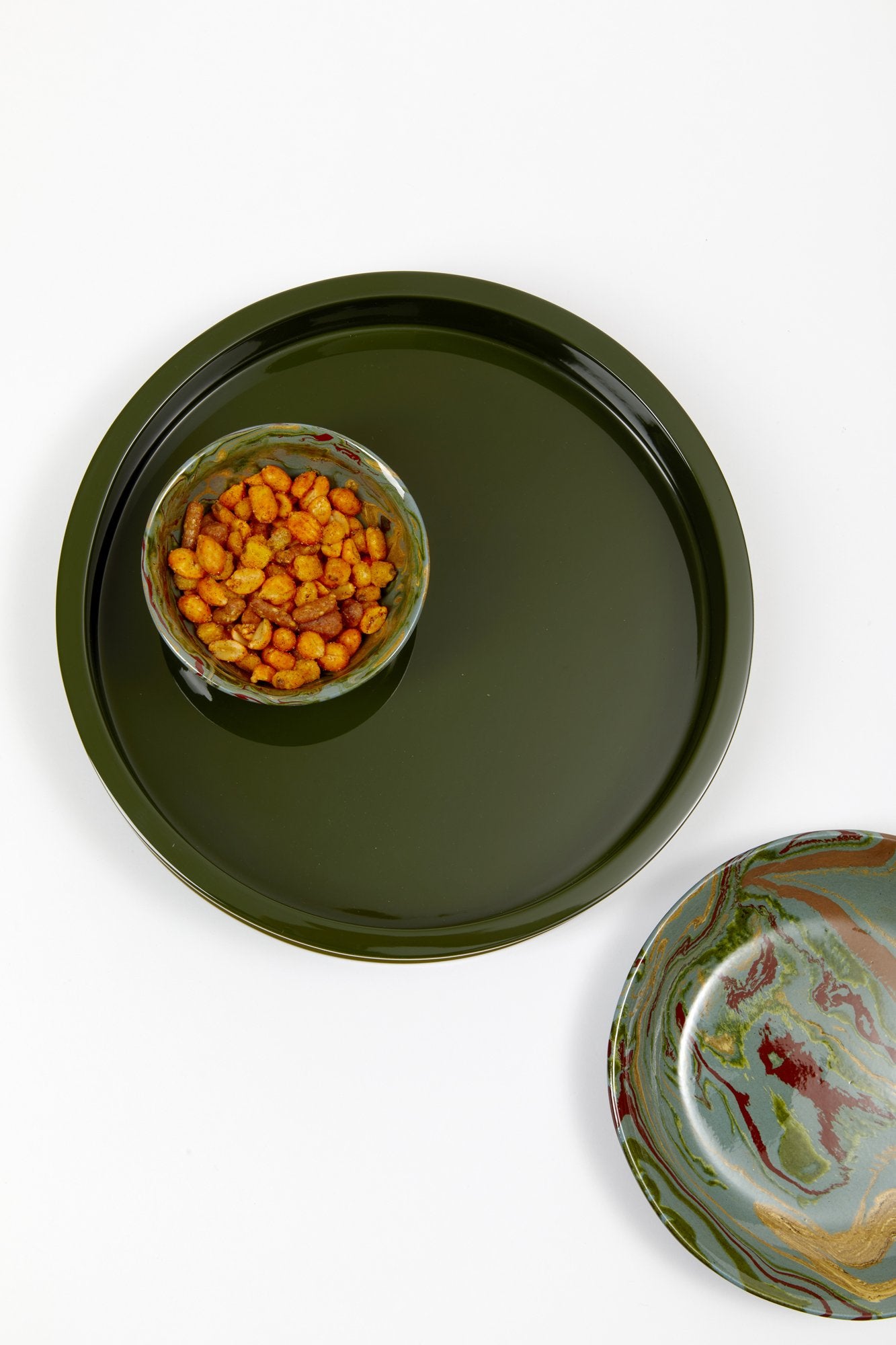 Circular olive lacquered serving tray.