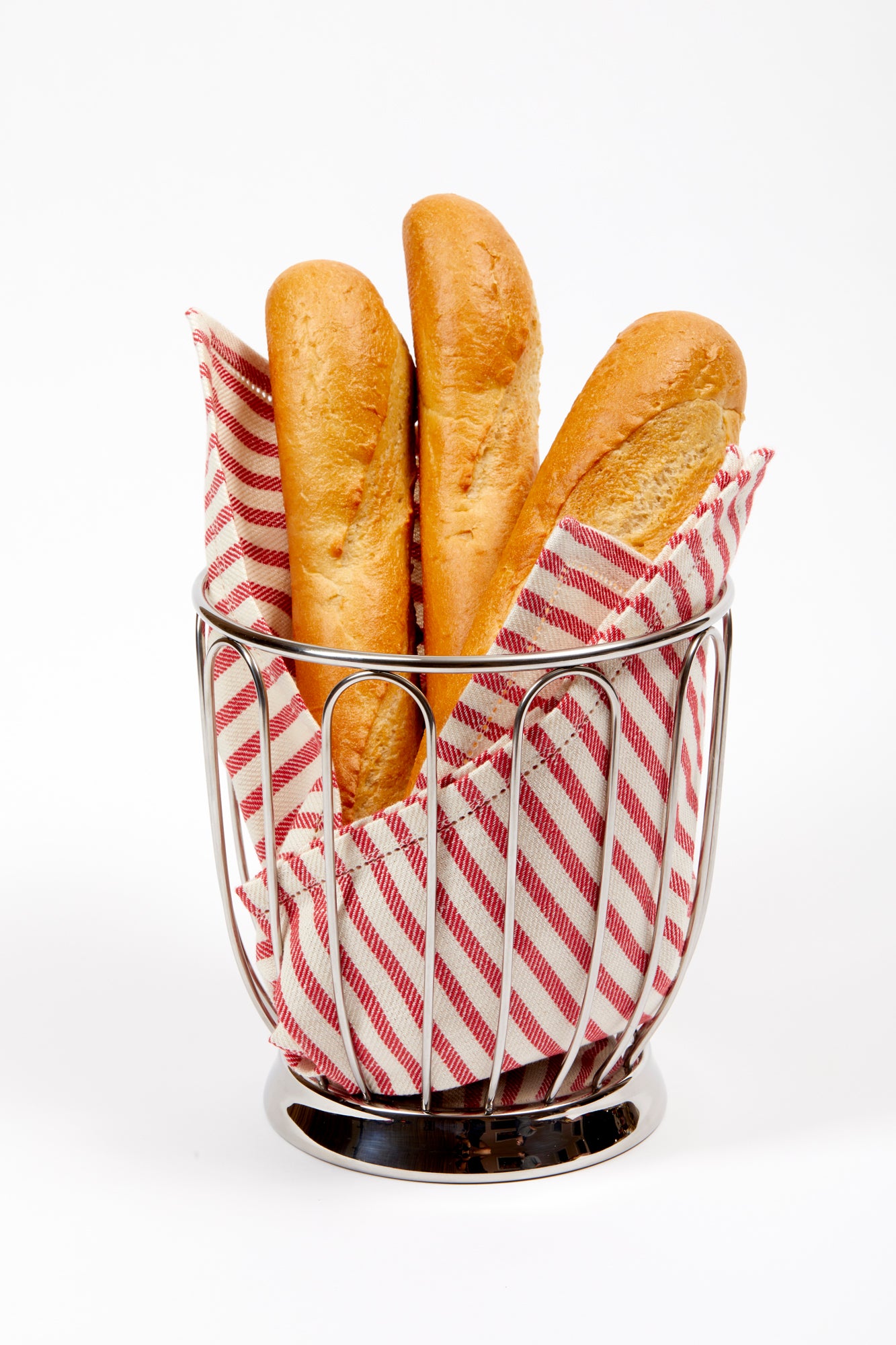 This metal wire basket was designed for lightness and function, the basket can be used to corral citrus on a bar or mixed fruit.