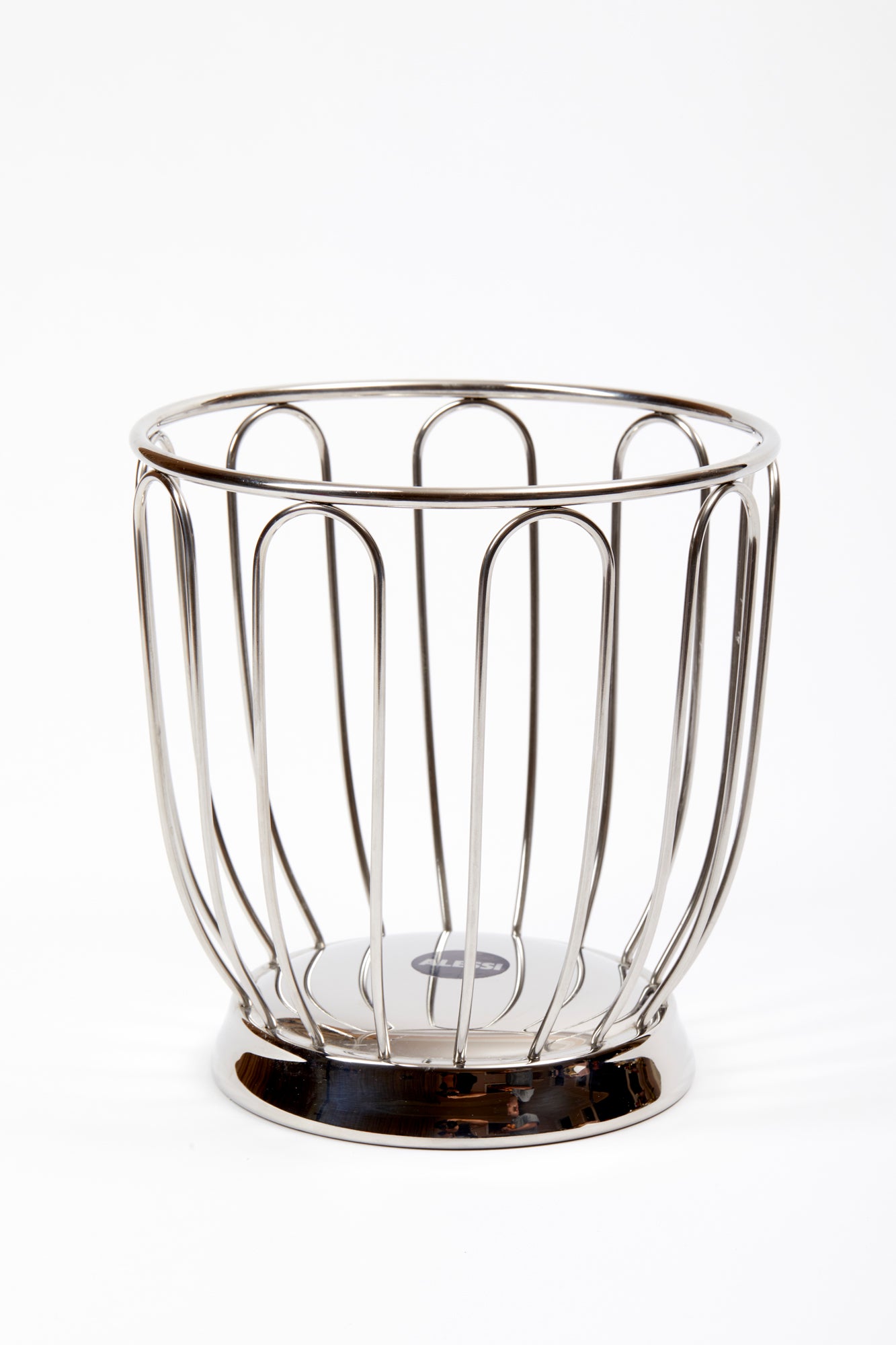 This metal wire basket was designed for lightness and function, the basket can be used to corral citrus on a bar or mixed fruit.