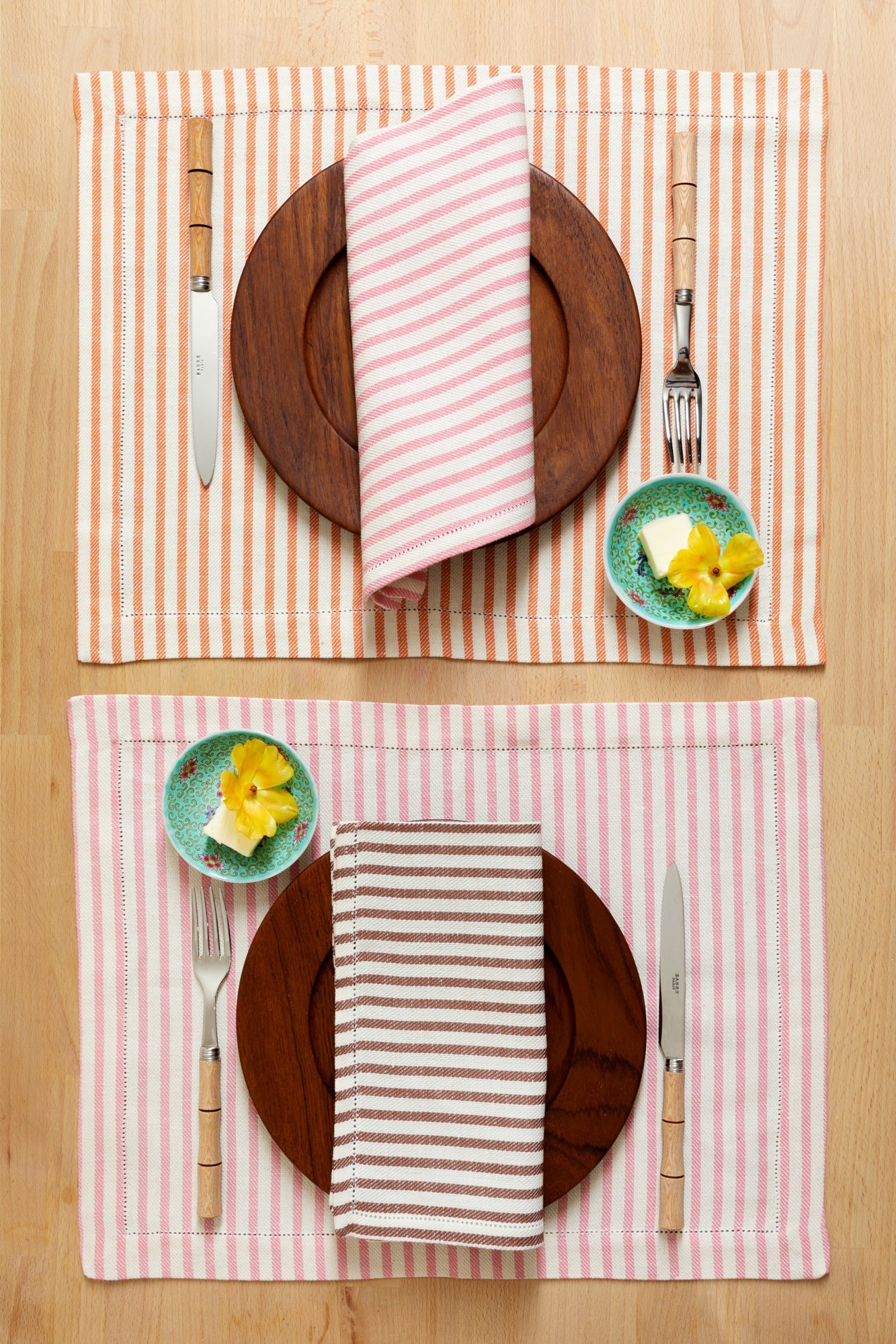 Old fashioned dinner size napkin in heavy-duty blend 60% linen, 40% cotton. Made by hand in the Tuscan hills.