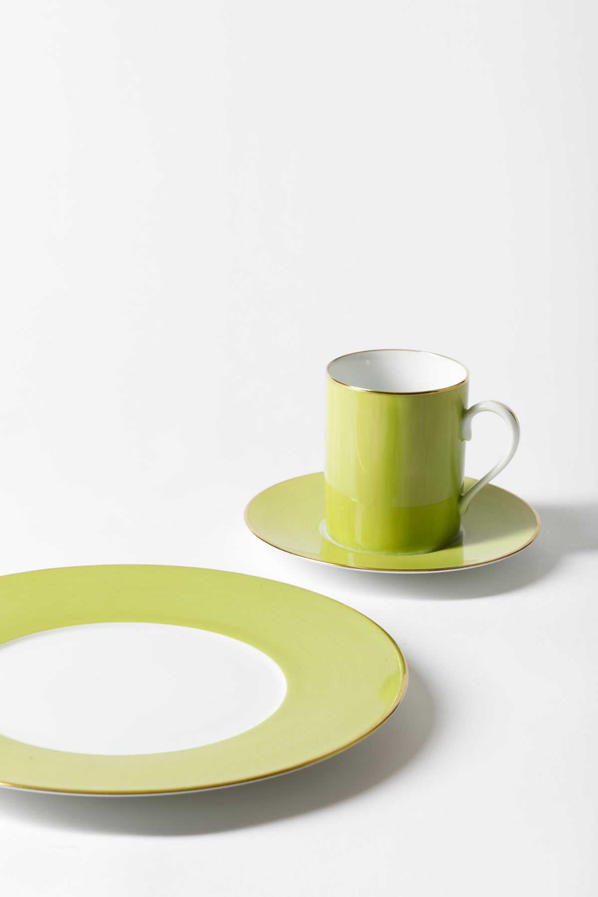 R. Haviland and C. Parlon present Lexington: hand-painted and banded plates to complement a wide range of décor. 