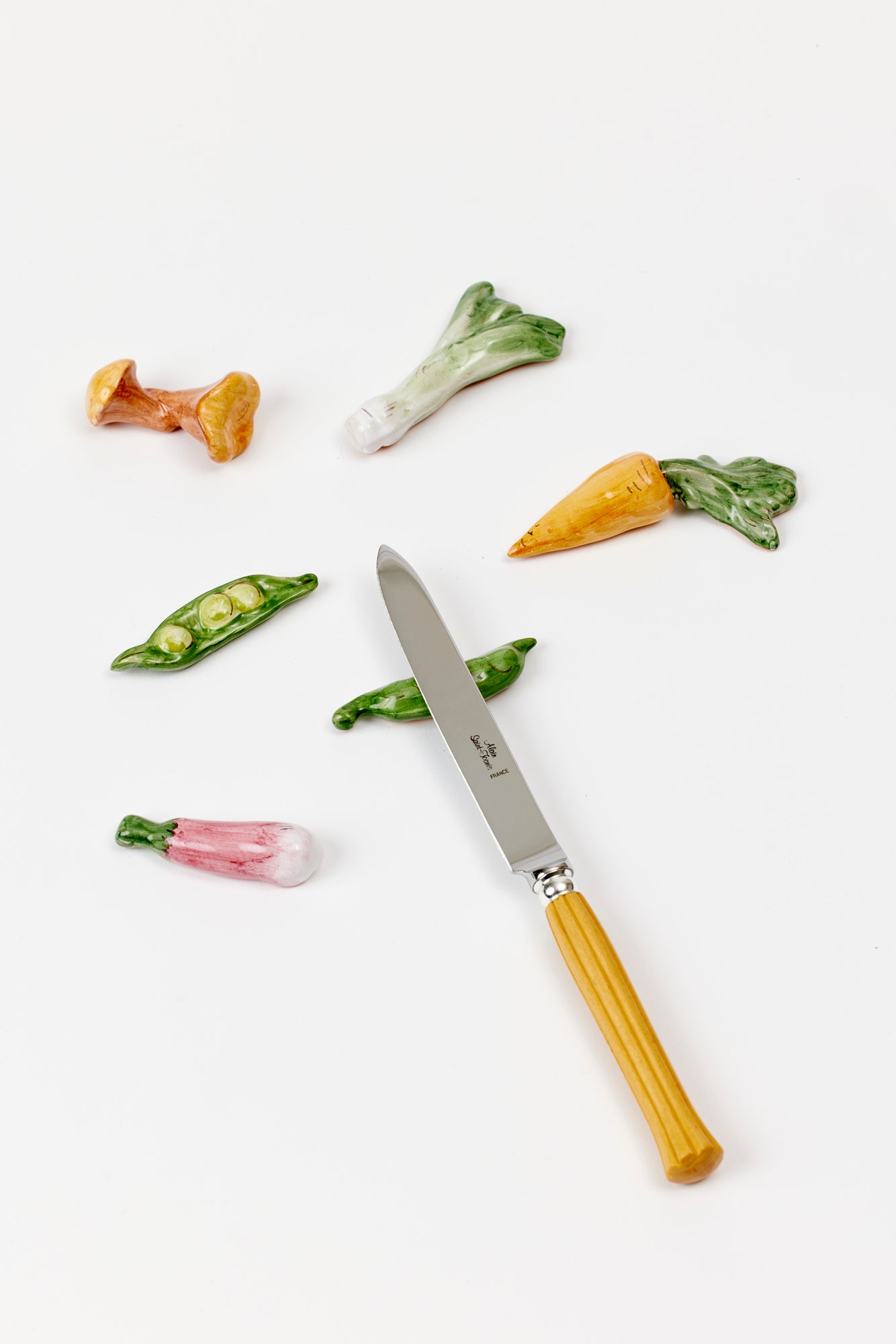  This set of six vegetable knife rests is handmade and painted by master craftsmen using centuries-old traditions in one the Côte d’Azur’s most beautiful villages.
