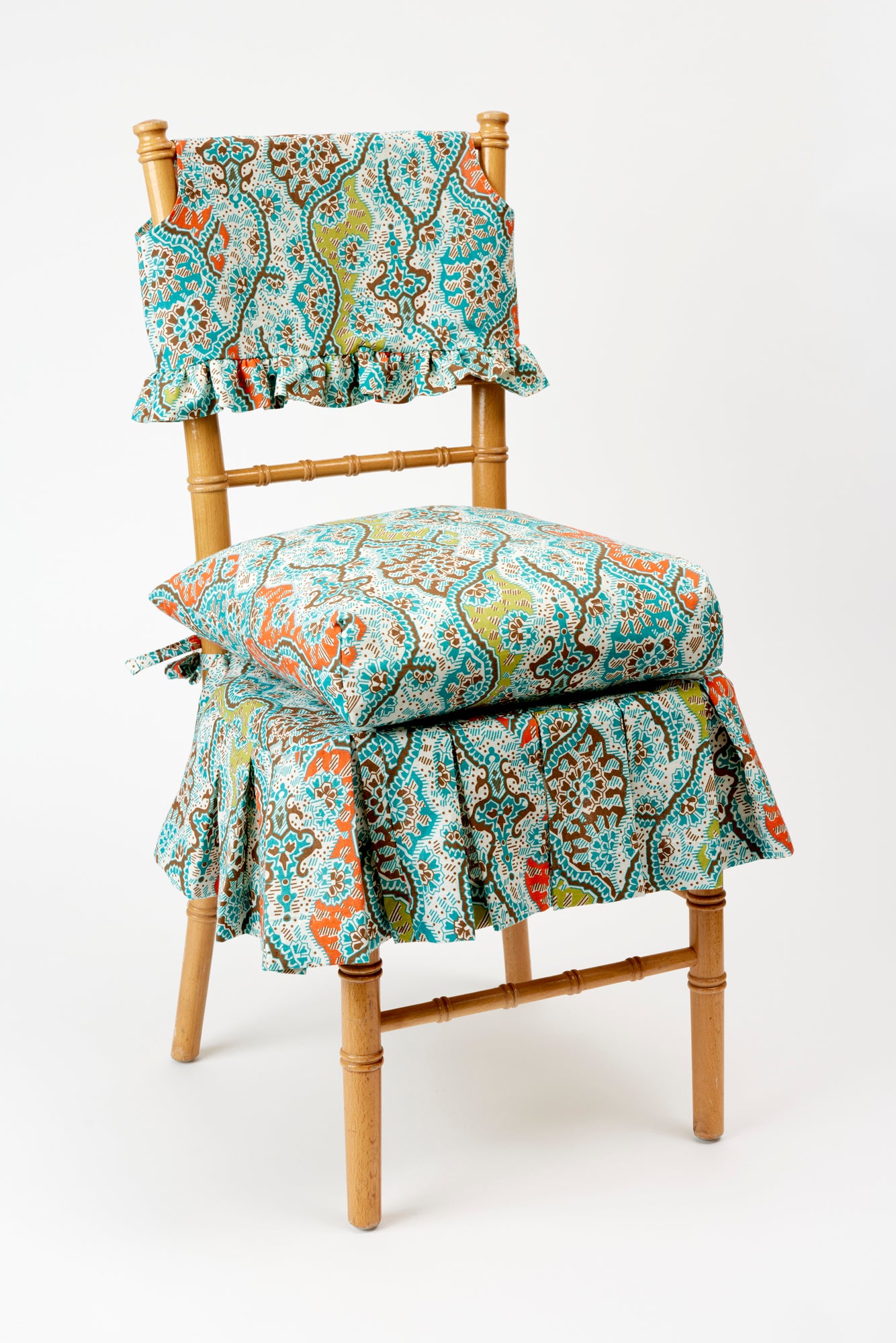 Ruffled slipcover and seat cushion in our Gypset hand-blocked linen.