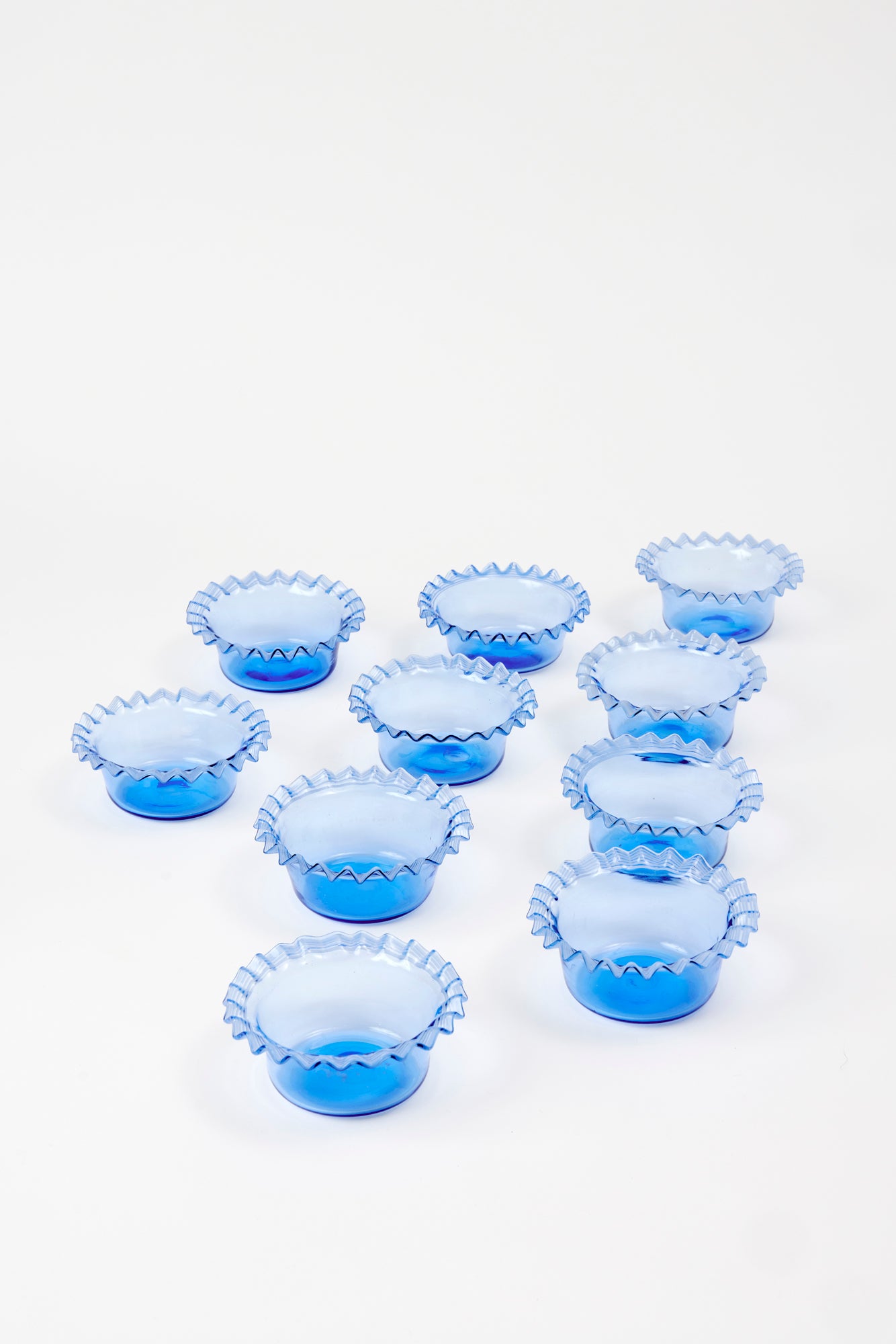 This vibrant set of 10 ruffled glass finger bowls and under plates will make a splashy statement at the start or finish of a dinner party. 